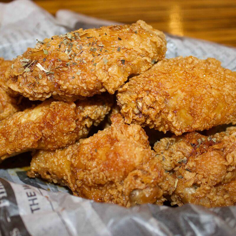 간장 윙 (8pcs) (Soy Garlic Wings)