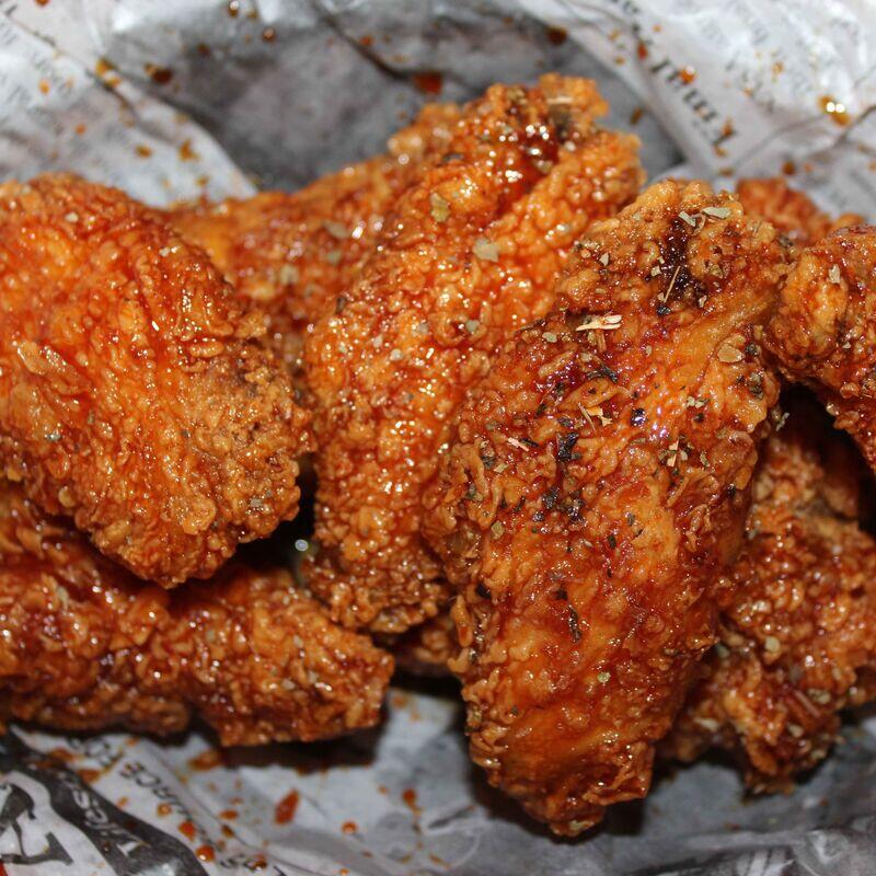 매운간장 윙 (8pcs) (Spicy Soy Garlic Wings)