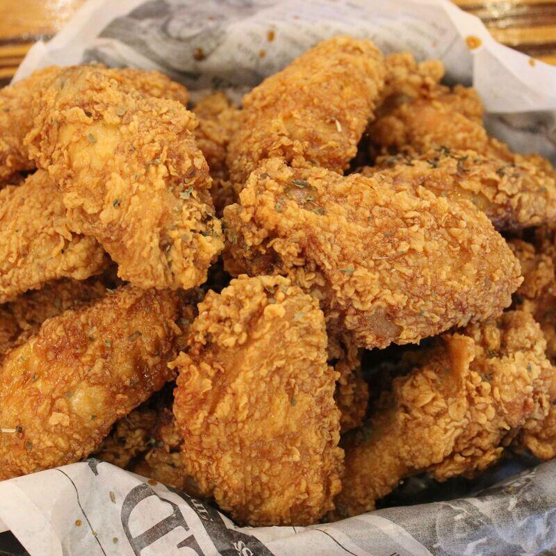 간장 윙 (16pcs) (Soy Garlic Wings)