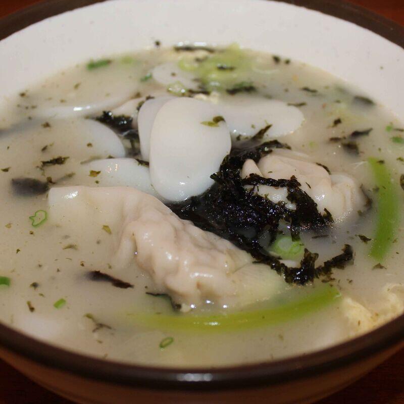 떡만두국 (L) (Dumpling Soup)